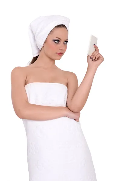 Mooi meisje gewikkeld in een handdoek — Stockfoto
