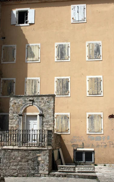 Many windows on house wall — Stock Photo, Image