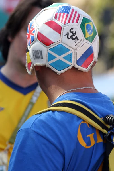 Futbol fanatiği komik şapkalı — Stok fotoğraf