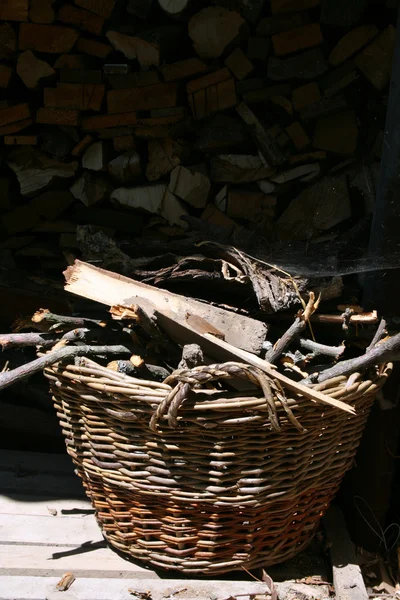 Korb mit Brennholz — Stockfoto