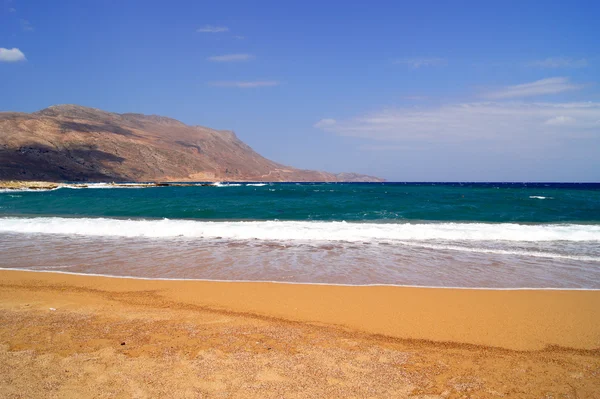 De baai met de oranje zand op het eiland Kreta — Stockfoto