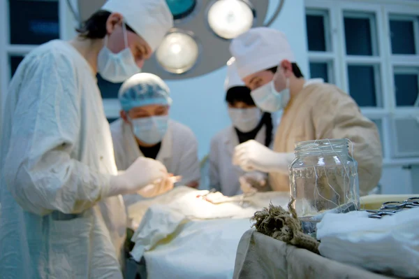 Een team van chirurgen besteedt werking — Stockfoto