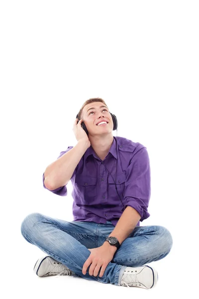 Człowiek siedzi i słuchanie muzyki — Zdjęcie stockowe