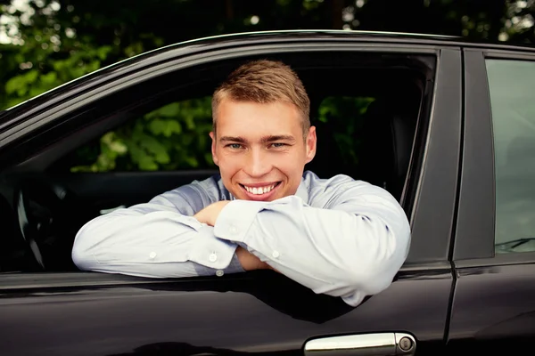 Człowiek w samochodzie uśmiechający się. — Zdjęcie stockowe
