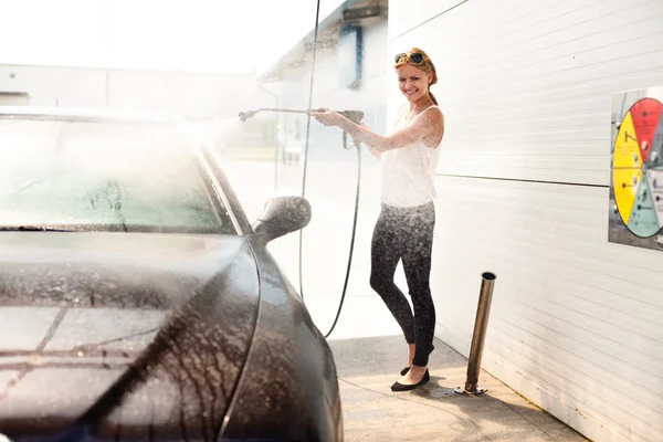 Mujer bonita lavando el coche — Foto de Stock
