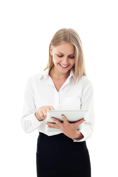 Jonge vrouw met behulp van Tablet PC geïsoleerd — Stockfoto