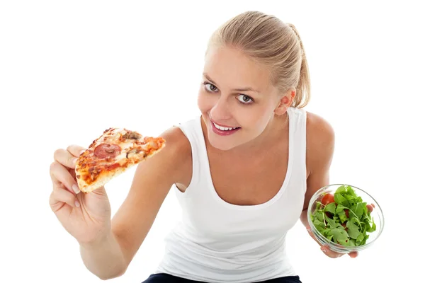 Пицца или салат? Изолированная молодая женщина . — стоковое фото