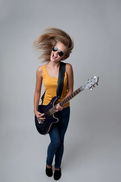 Νεαρή γυναίκα παίζει κιθάρα. — Φωτογραφία Αρχείου