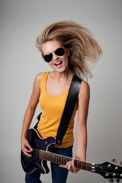 Молодая женщина играет на гитаре. — стоковое фото