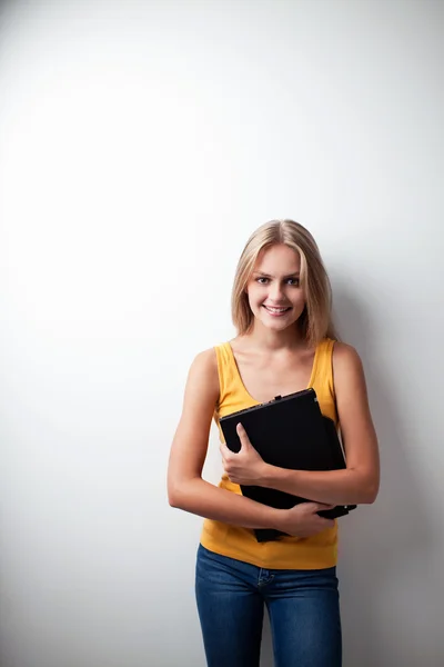 Mujer joven sosteniendo portátil — Foto de Stock