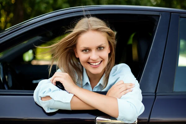 Młody szczęśliwy kierowca siedzi w samochodzie — Zdjęcie stockowe