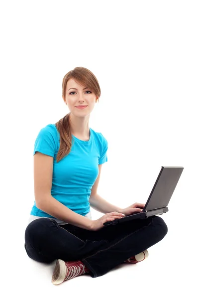 Estudante do sexo feminino sentado com laptop. Isolados — Fotografia de Stock