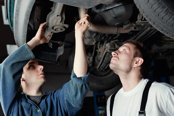 两个汽车修理工修理汽车 — 图库照片