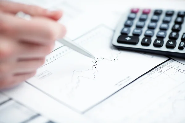 Анализ финансовых данных. Рассчитывание на калькулятор . — стоковое фото