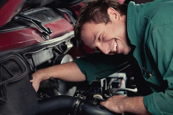 Mechanic tot vaststelling van de auto in car-service — Stockfoto