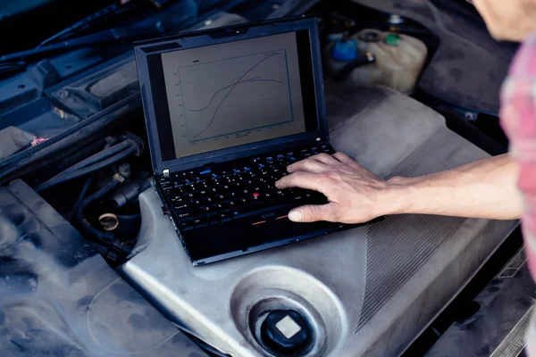 Dizüstü bilgisayar ile araba tamircisi — Stok fotoğraf
