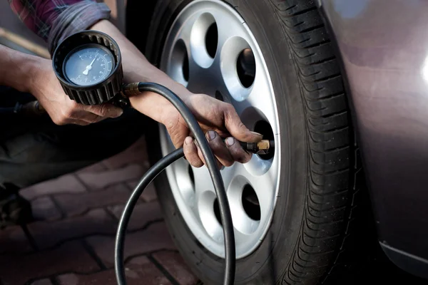 Control de presión de los neumáticos —  Fotos de Stock