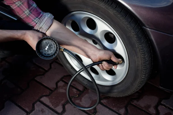 Проверка давления в шинах — стоковое фото