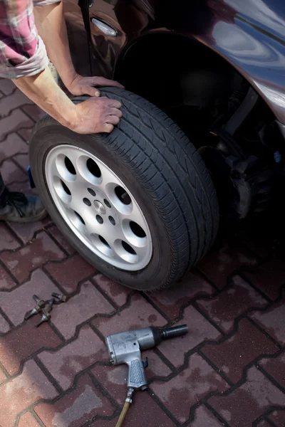 改变车轮的汽车修理工 — 图库照片