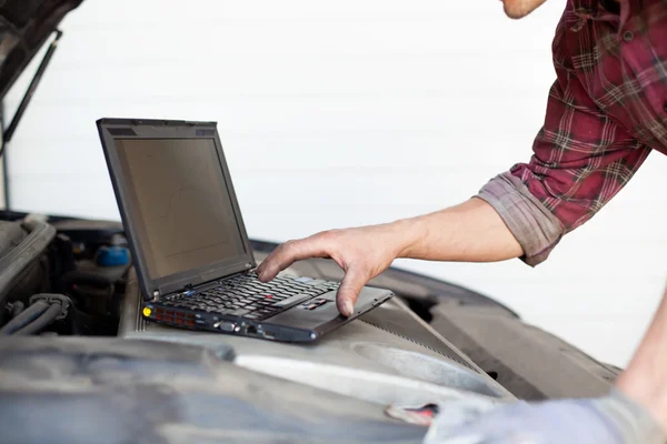 Mecânico de carro com laptop — Fotografia de Stock