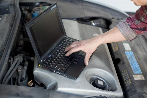 Bilmekaniker med laptop — Stockfoto