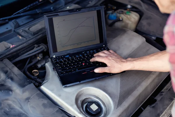 Auto mechanic met laptop — Stockfoto