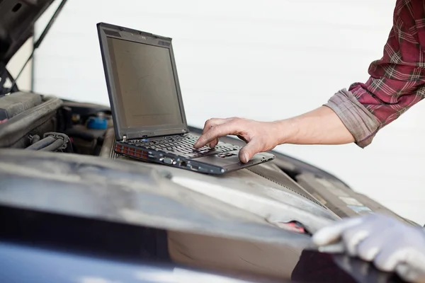 Car mechanic with laptop — Stock Photo, Image
