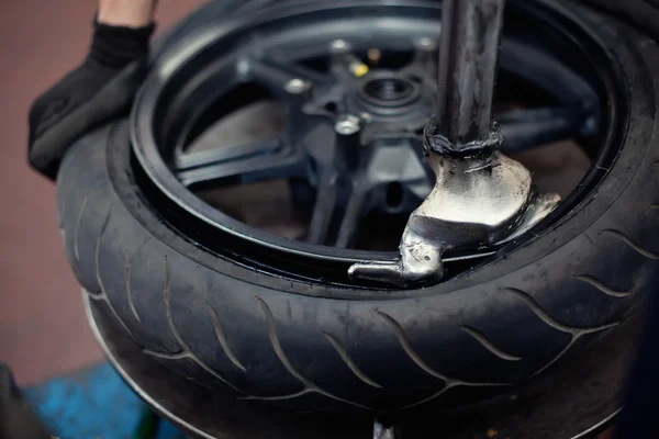 Oprava pneumatiky motocykl — Stock fotografie