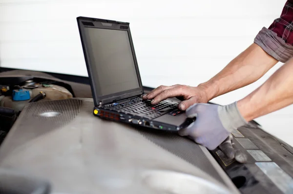 汽车修理工用的笔记本电脑 — 图库照片