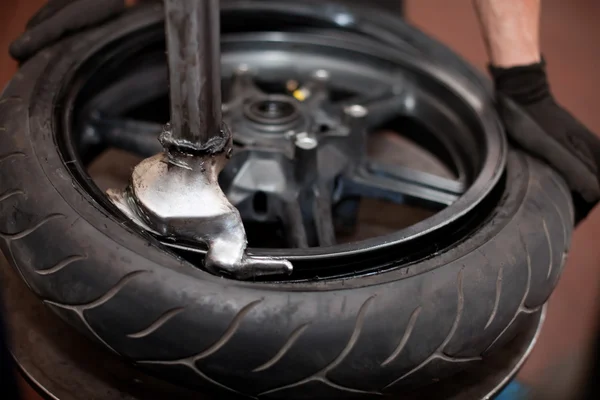 Reparação de pneus de motocicleta — Fotografia de Stock