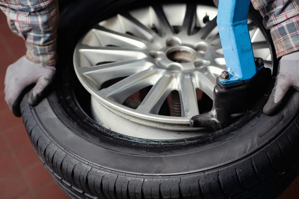 Primer plano del cambio de neumáticos — Foto de Stock