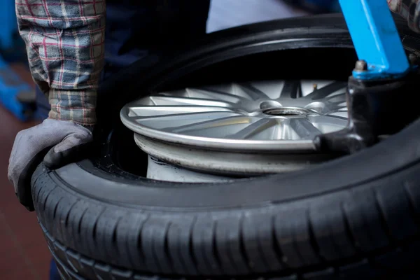 Fechamento da mudança de pneu — Fotografia de Stock