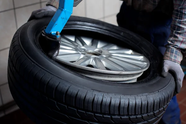 Fechamento da mudança de pneu — Fotografia de Stock