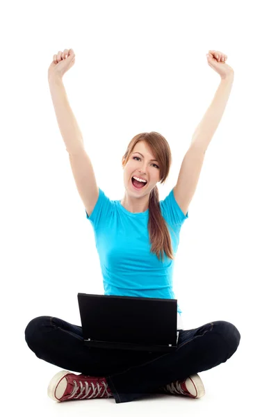 Femme élève lever les mains assis avec ordinateur portable — Photo