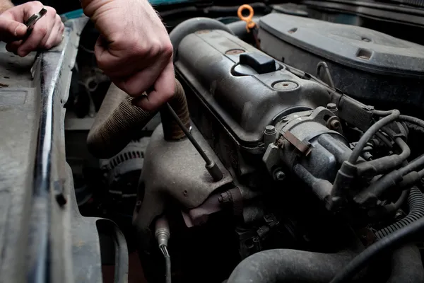Nahaufnahme von Mechaniker Reparatur Auto — Stockfoto