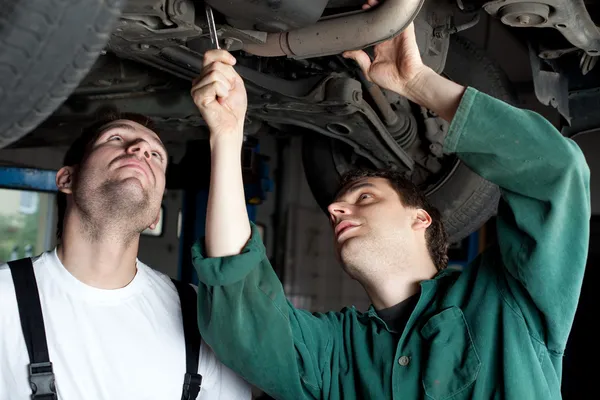 Autó mechanika javítása — Stock Fotó