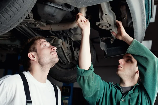 Kfz-Mechaniker reparieren Auto — Stockfoto