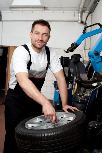 Mechanik oprava pneumatik v autoservis — Stock fotografie