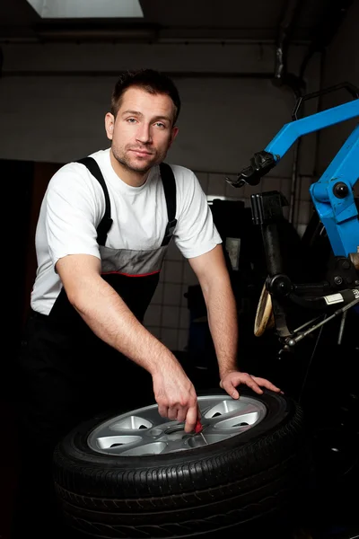 車のサービスでタイヤを固定するメカニック — ストック写真