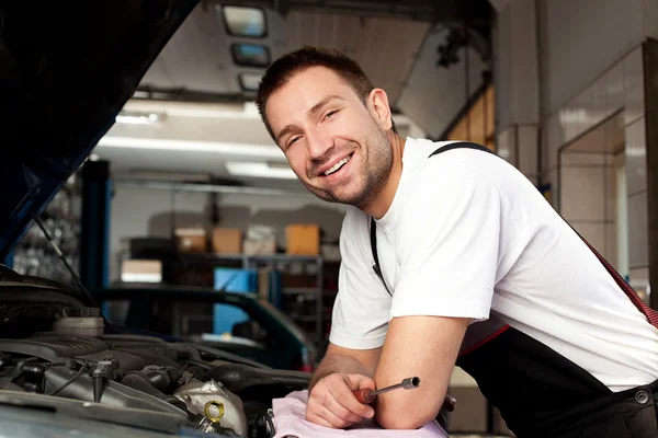 Mechanic based on car smiling — Stock Photo, Image