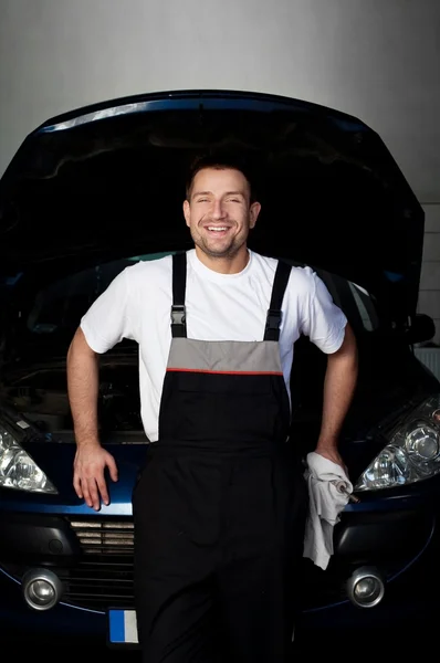 Mechanic based on car smiling — Stock Photo, Image