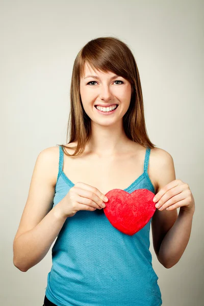 Krásné ženy v lásce drží tvar srdce — Stock fotografie