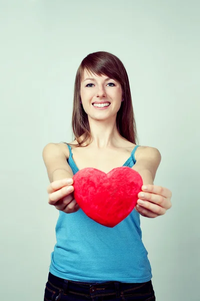 Vackra kvinnor i kärlek ger ett hjärta — Stockfoto