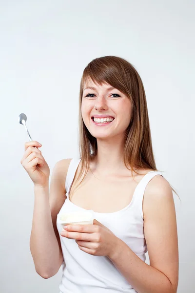 Γυναίκα τρώει γιαούρτι — Φωτογραφία Αρχείου
