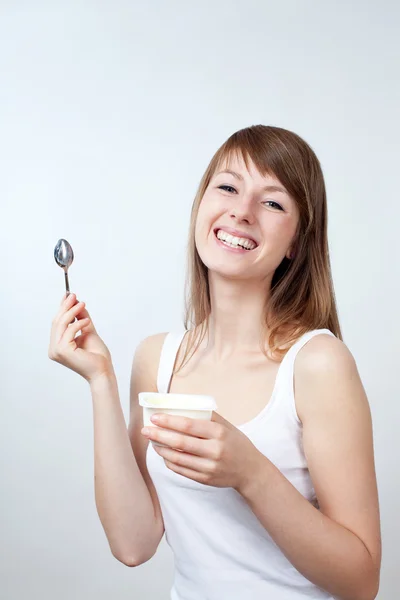 Mujer comiendo yogur — Foto de Stock