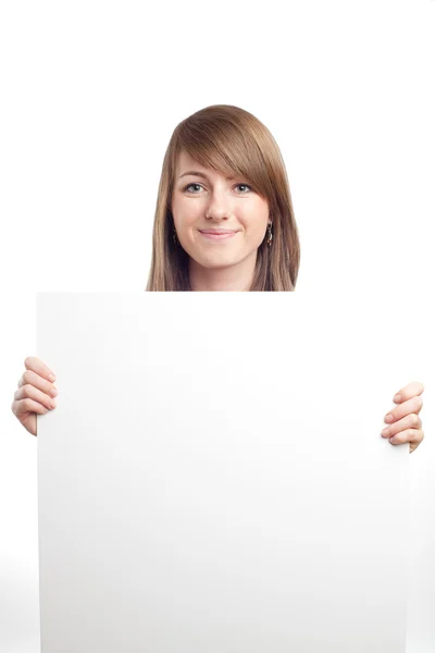 Una mujer atractiva con un cartel en blanco. Sonriendo. . — Foto de Stock