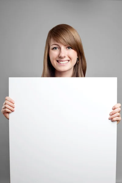 Mulher atraente com sinal em branco. Sorrindo. . — Fotografia de Stock
