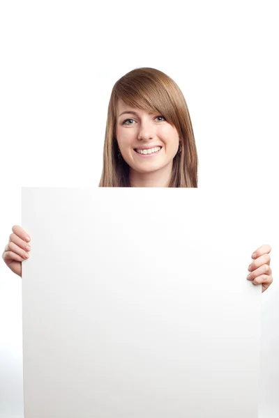Una mujer atractiva con un cartel en blanco. Sonriendo. . —  Fotos de Stock