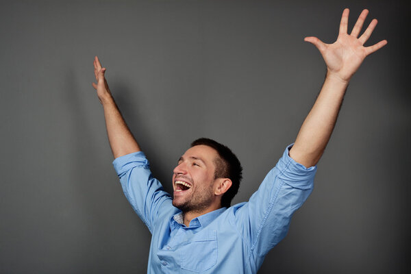 Красивый мужчина с поднятыми руками
