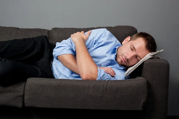 Homme d'affaires dormant sur le canapé — Photo